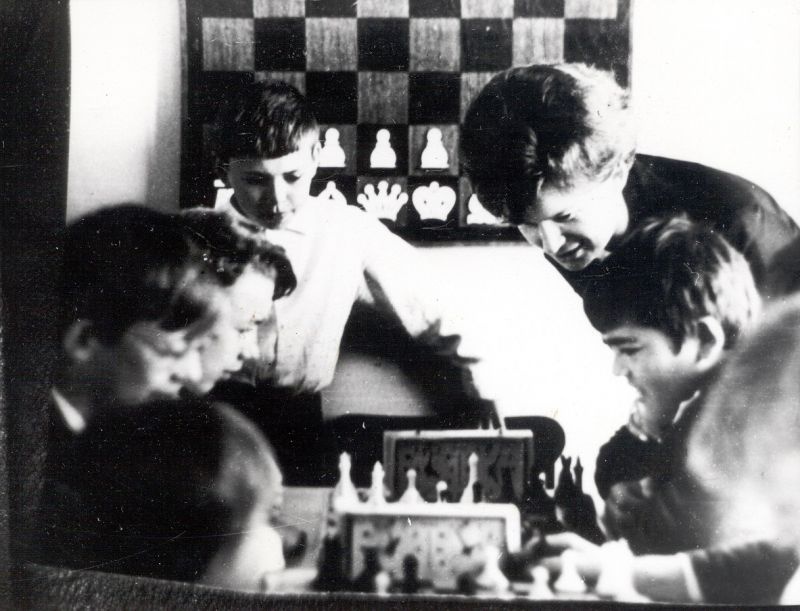 Валентина Терешкова на занятиях шахматной секции Дворца пионеров и школьников, 1971 год. Выставка «Между полетами в космос» с этой фотографией.