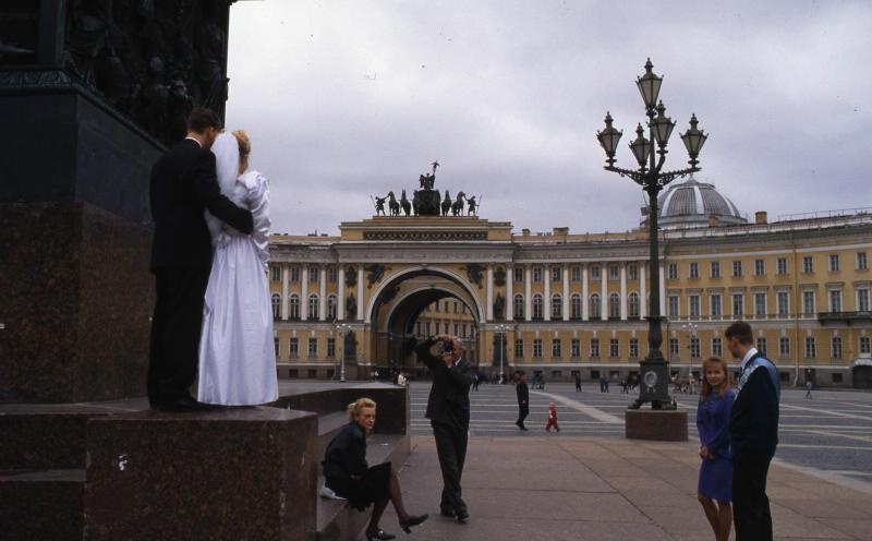 Жених и невеста на Дворцовой площади, 1995 год, г. Санкт-Петербург