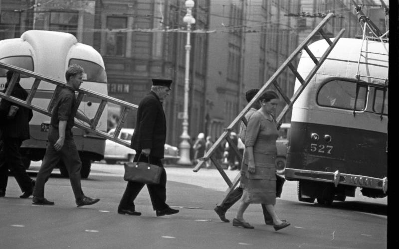 Люди с лестницами, 1960-е, г. Ленинград. Пешеходы на Невском проспекте.