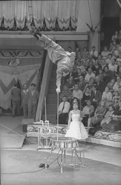 Выступление эквилибриста, 1950-е, г. Москва