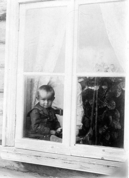 Мальчик в окошке, 1900 год