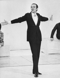 Певец Муслим Магомаев, 1968 год, г. Москва. Выставки&nbsp;«Свиридова и Воздвиженский. Ретроспектива»,&nbsp;«10 модных фотографий: 1960-е»,&nbsp;«Мода ХХ века в 100 фотографиях», «СССР в 1968 году»&nbsp;и&nbsp;видео «Настоящее счастье Нины Свиридовой и Дмитрия Воздвиженского» с этой фотографией. 