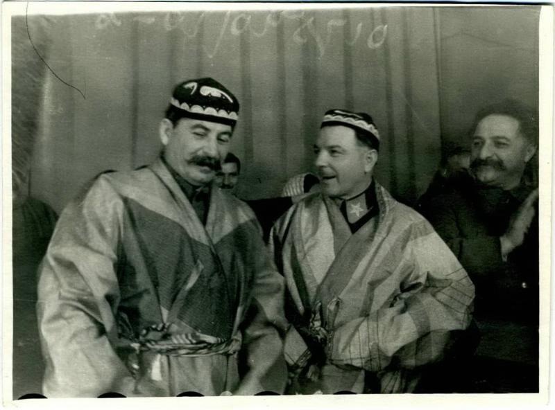 Иосиф Сталин, Климент Ворошилов в национальных халатах, преподнесенных им колхозниками на приеме делегаций Таджикистана и Туркменистана, 1935 год, г. Москва