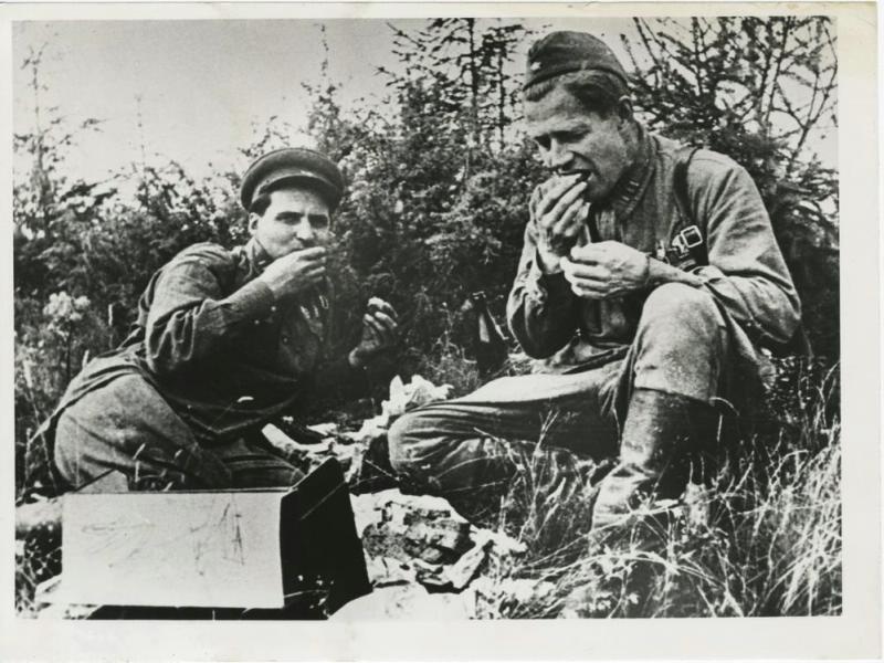 Обед, 1941 - 1945. Военные корреспонденты Константин Симонов и Алексей Сурков.