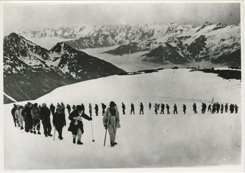 Альпинисты, 1950-е. Выставка «20 лучших фотографий Виктора Темина» с этой фотографией.