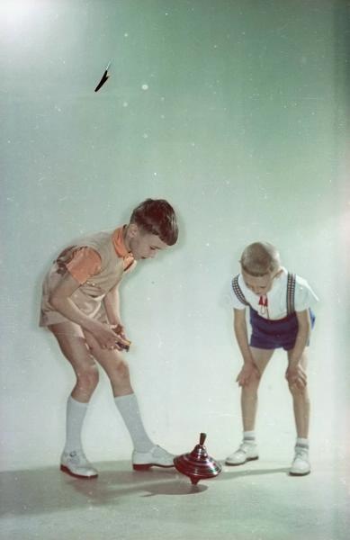 Мальчики с юлой, 1958 год, г. Москва. Из серии «Детский мир».