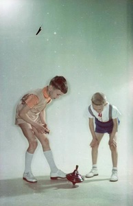 Мальчики с юлой, 1958 год, г. Москва. Из серии «Детский мир».