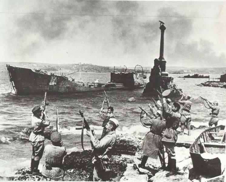 Салют в освобожденном Севастополе, 9 мая 1944, Крымская АССР, г. Севастополь