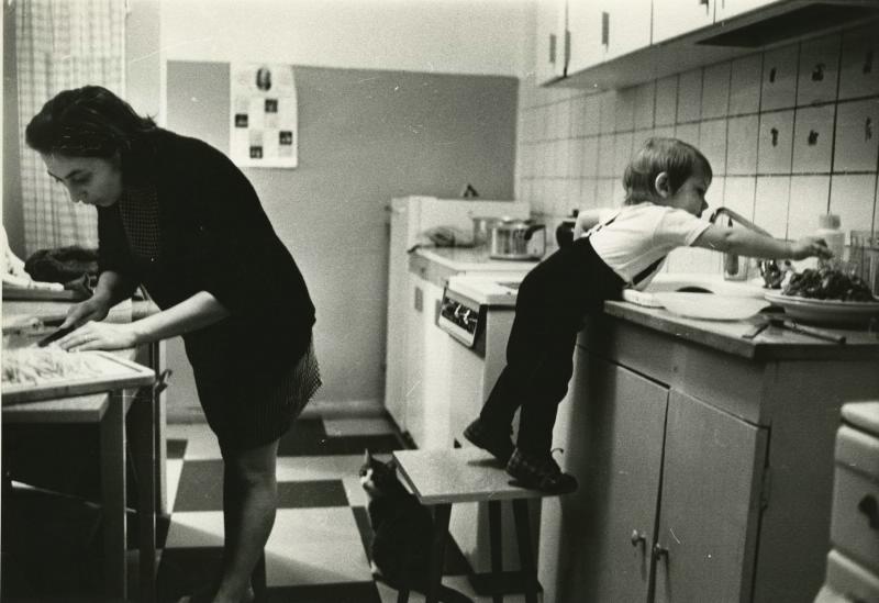 На кухне, 1970 - 1975. Выставки «Хлопоты на кухне»,&nbsp;«Советское новоселье»,&nbsp;«Без кота и жизнь не та», «Разговоры на кухне» с этой фотографией.
