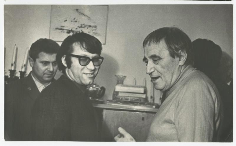Писатели Валентин Катаев, Владимир Амлинский и художник Иосиф Оффенгенден, 1970-е. Видео «Валентин Катаев. Тесный век» с этой фотографией.