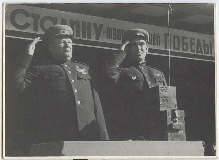 Командующий армией Михаил Шумилов и генерал-лейтенант Александр Мухин, 1945 год