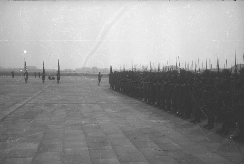 Советские солдаты в почетном карауле на аэродроме, 1945 год, Германия, г. Берлин