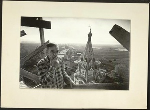 На крыше церкви. Дом инвалидов в Великом Устюге. Из серии «Городок», 1978 год, Вологодская обл., г. Великий Устюг. Видеолекция «Юрий Рыбчинский. Неустойчивое равновесие» с этой фотографией.