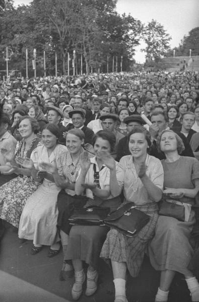 Публика в Зеленом театре парка культуры имени Горького, 1938 - 1940, г. Москва. Выставка «Парк собирает друзей» с этой фотографией.&nbsp;
