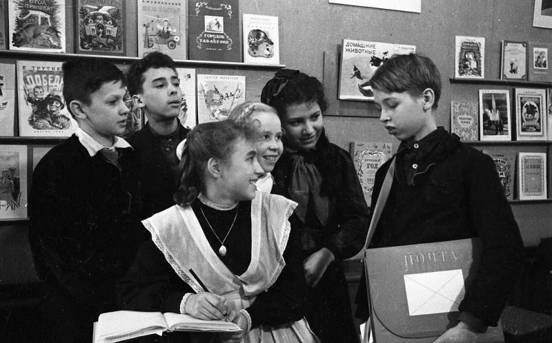 Дети у стенда с книгами, 1947 год, г. Москва
