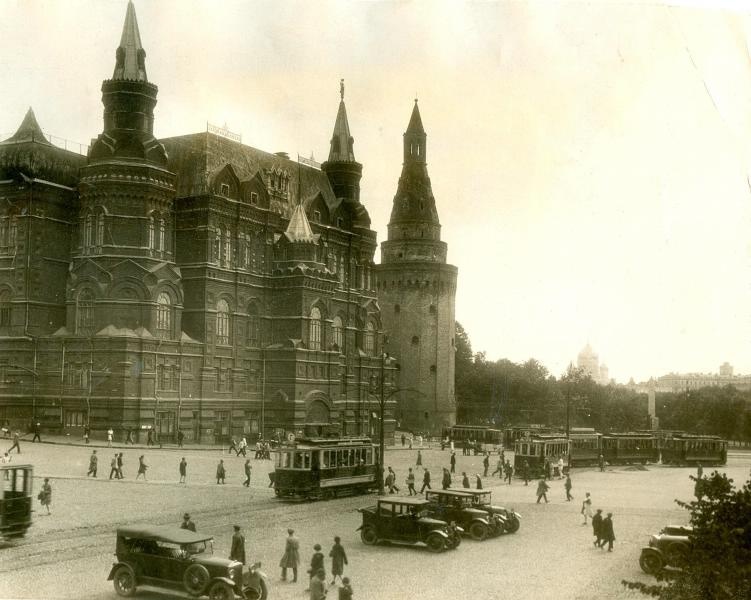 «Москва – столица Советской России – принимает новый вид благодаря наплыву иностранных туристов и возрастанию автомобильного движения», 1931 год, г. Москва