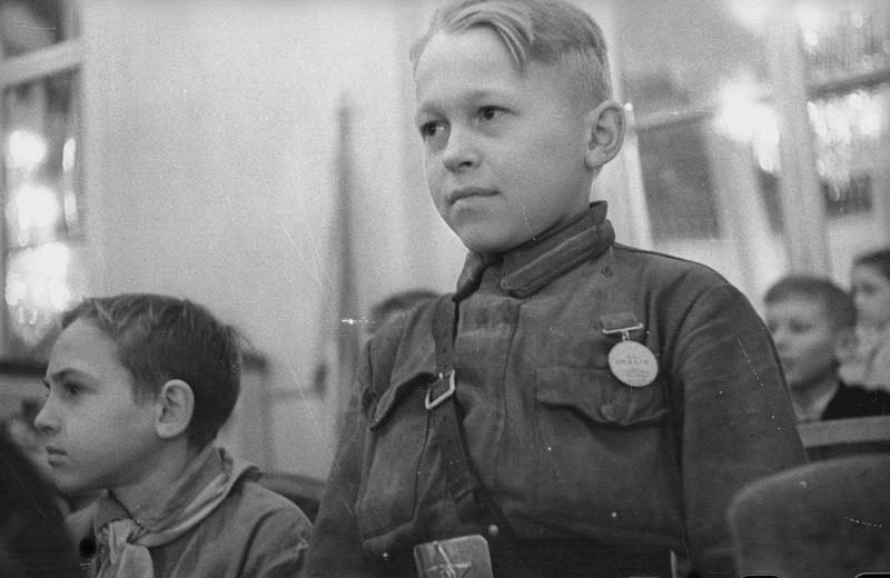 Сын полка Леша Рябов на слете пионеров в Колонном зале Дома Союзов, 1942 год, г. Москва