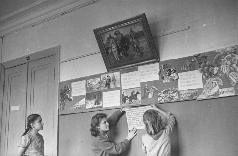 Оформление стен в школьном классе, 1943 год