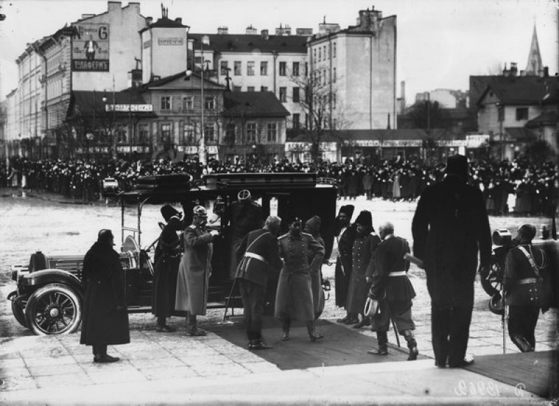 Николай II выходит из автомобиля, 24 февраля 1913, г. Санкт-Петербург