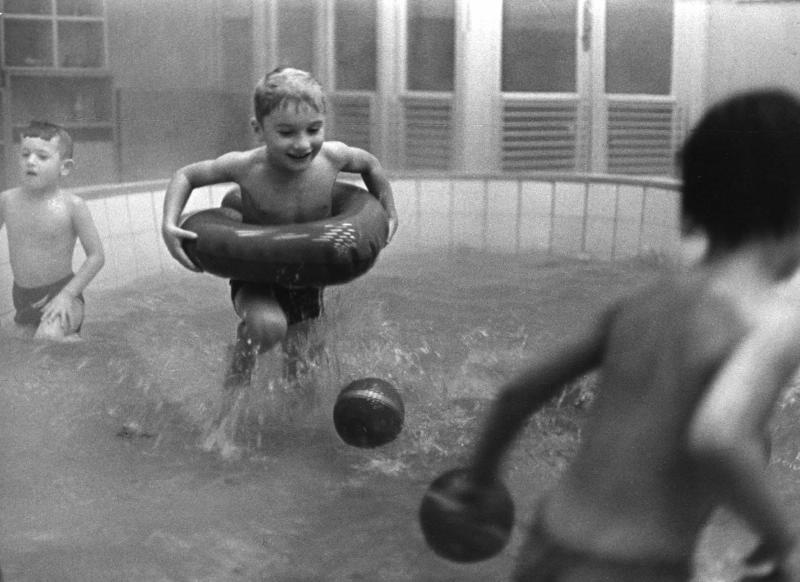 В бассейне, 1965 год, г. Норильск. Выставка «Как рыбы в воде» с этой фотографией.&nbsp;