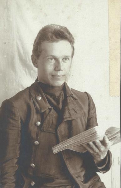 Портрет молодого человека с раскрытой книгой в руке, 1910 - 1917