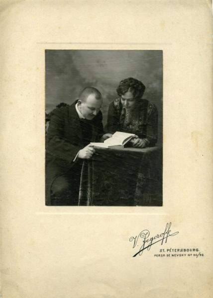 Мужчина и женщина за книгой, 1910 - 1912, г. Санкт-Петербург