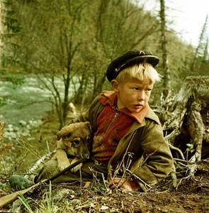 «После неудачной охоты», 1953 - 1960, Алтайский край, пос. Инское. Поселок геологов. Сын рабочего Юрка.Видео «Осень!» и выставка «Осенние портреты» с этой фотографией.