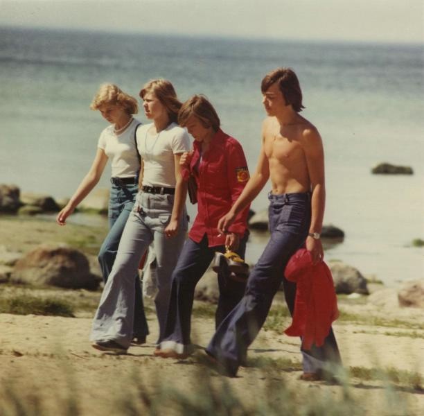На берегу, 1970-е. Видео&nbsp;«Комсомолу 100», «Пора гулять», «Молодость» и выставка «Жара» с этой фотографией.