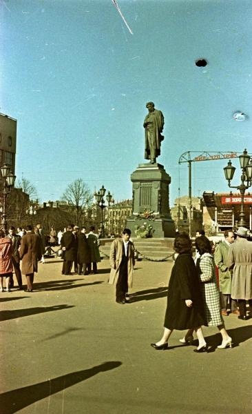 На Пушкинской площади, 1961 год, г. Москва, Пушкинская пл.. Памятник установлен в 1880 году в начале Тверского бульвара на Страстной площади (ныне Пушкинская). В 1950 году его переместили на противоположную сторону площади, где и находится до сих пор. Скульптор Александр Опекушин.
