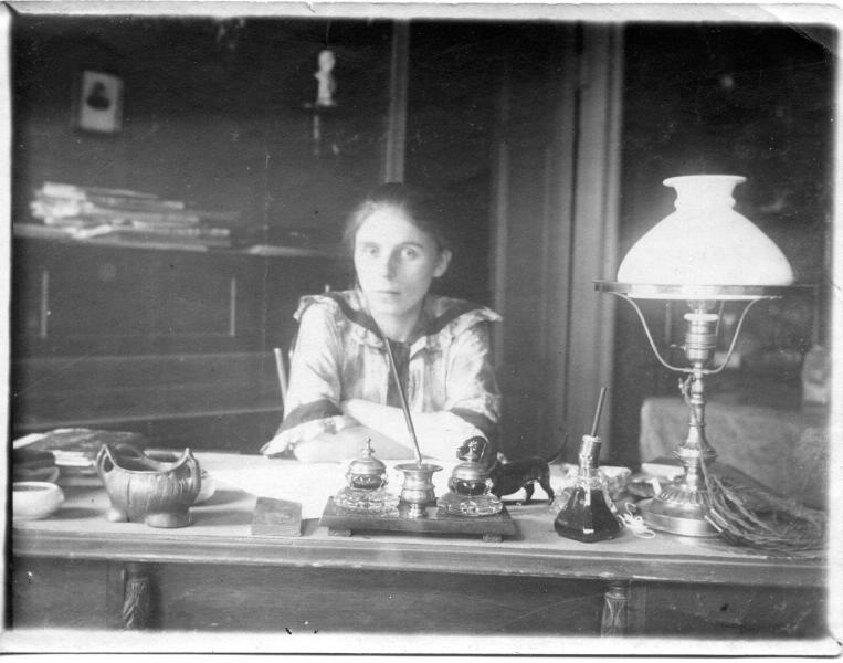 Портрет женщины за столом, 1912 год