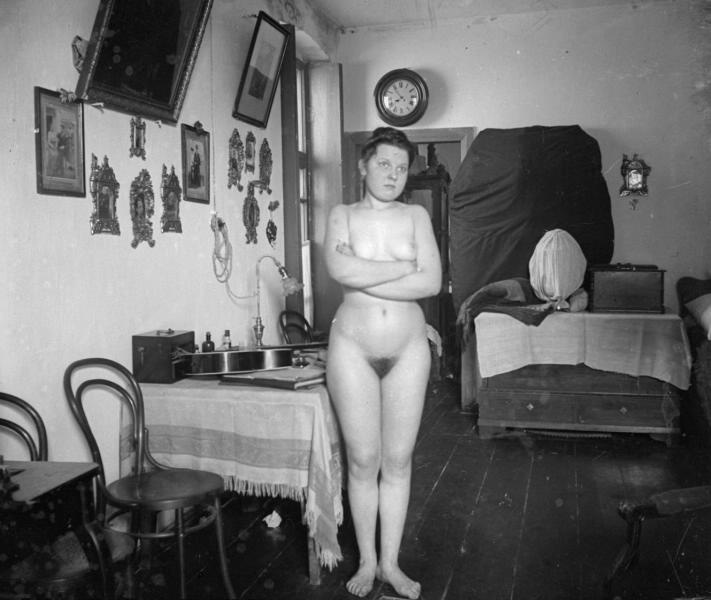 Обнаженная девушка в интерьере комнаты, 1930 год