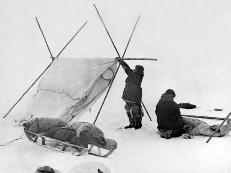 Установка первой палатки на станции «Северный Полюс», май 1937. Видео «Гениальный радист и "дедушка советского радиолюбительства" Эрнст Кренкель» с этой фотографией.