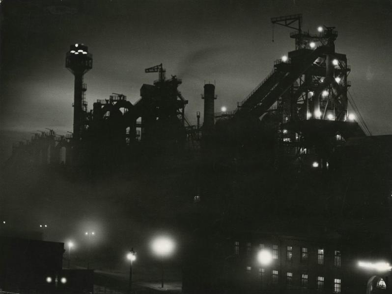 Завод вечером, 1965 - 1970. Выставки&nbsp;«В сумерках» и «Мягкий свет фонарей» с этой фотографией. 