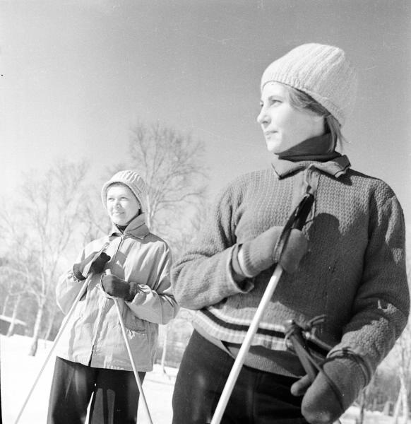 Девушки-лыжницы, 1967 год, о. Сахалин, г. Южно-Сахалинск. Выставка «Молодежь 1960-х» с этой фотографией.&nbsp;