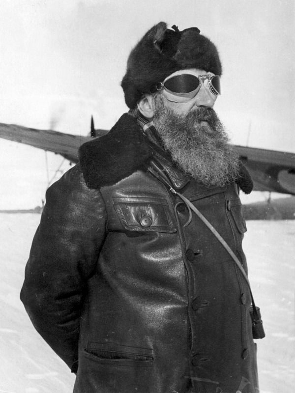 Руководитель Первой Высокоширотной воздушной экспедиции на Северный Полюс Отто Шмидт, 1937 год, о. Рудольфа. Видео&nbsp;«Северный полюс-1» и «Неизведанные края Отто Шмидта» с этой фотографией.