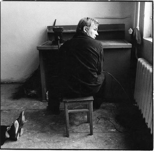 Фото "Мужчина за столом", 1989 год - История России в фотографиях