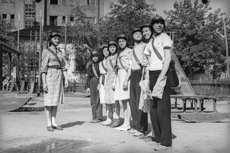 Пожарное звено школьников при домоуправлении, 1941 год, г. Москва. Нина Евлешина – член пожарного звена при домоуправлении (стоит перед командой юных пожарников).