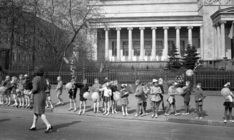 Первомайская демонстрация. Дети на тротуаре, 1963 - 1964, г. Москва