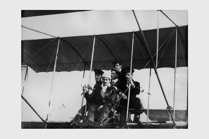 Один из первых русских авиаторов Владимир Лебедев после полета на самолете «Фарман» во время первой международной авианедели в Санкт-Петербурге, 1910 год, г. Санкт-Петербург. Выставка «Карл Булла» с этой фотографией.