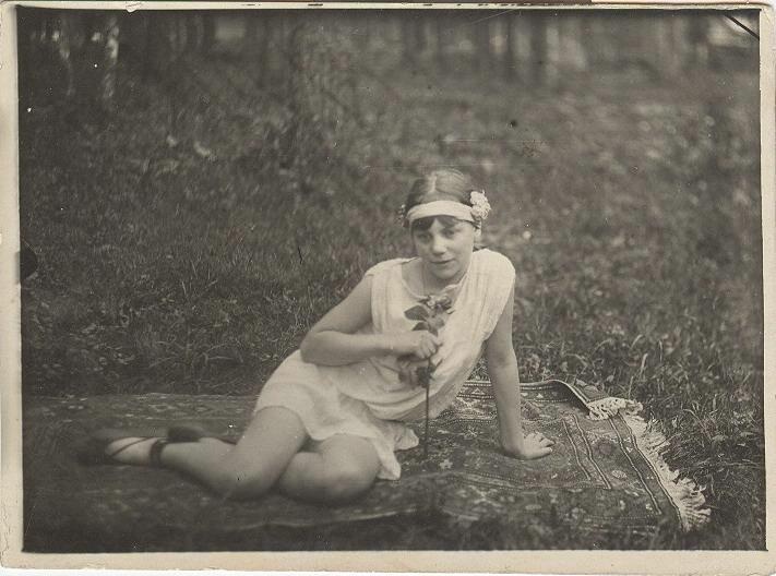 Девушка с цветком в руках, 1920-е. Выставка «В стиле НЭП» с этой фотографией.