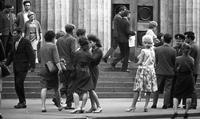 У выхода метро «Площадь Восстания», 1965 год, г. Ленинград, Невский пр-т