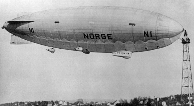 Дирижабль «Норге» у причальной мачты. Его конструктор, строитель и командир – Умберто Нобиле, 1926 год. Выставка «"На большом воздушном шаре". 15 фотографий с аэростатами» с этой фотографией.