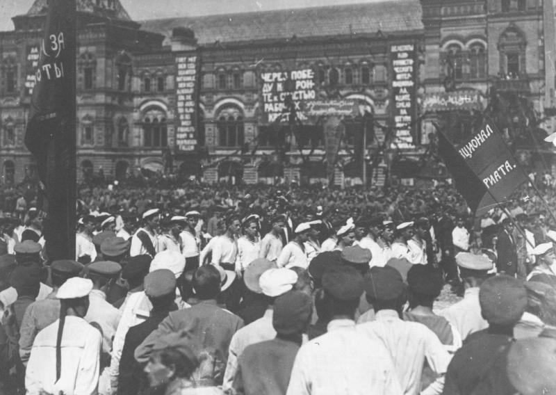 Праздничная демонстрация на Красной площади, 1920-е, г. Москва. Выставка «Москва праздничная» с этой фотографией.