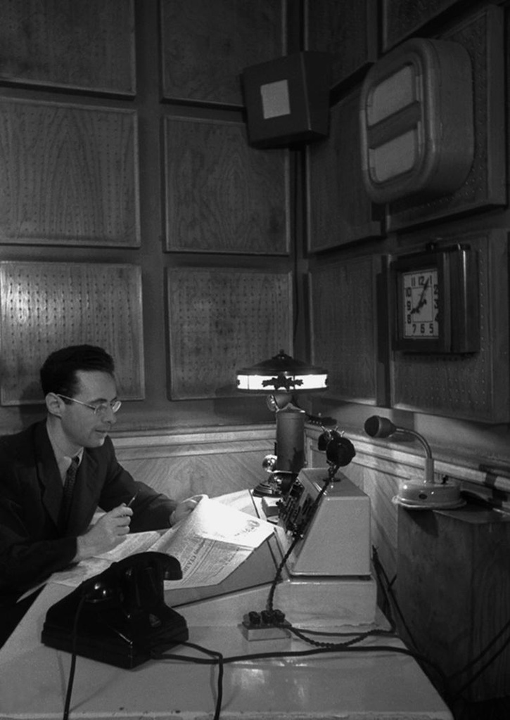 Диктор Всесоюзного радио Юрий Левитан читает передовую статью газеты «Правда», 1947 год, г. Москва. Выставки «Изобретение, наделавшее много шуму» и&nbsp;«"Правду" читают все» с этой фотографией.&nbsp;