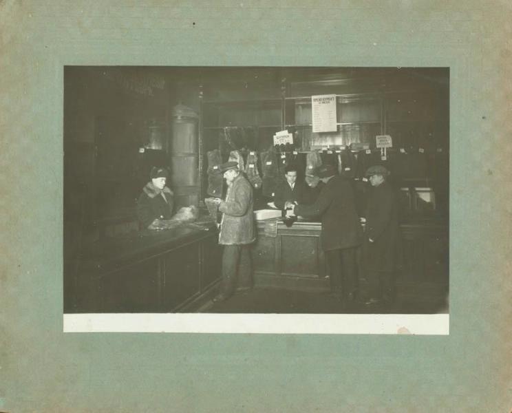 В меховом магазине, 1920-е