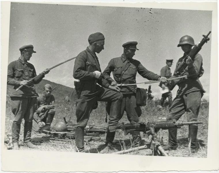 Осмотр трофейного оружия, 11 мая 1939 - 16 сентября 1939, Монгольская Народная Республика. Бои на Халхин-Голе.Видеовыставка «Бои на Халхин-Голе» с этой фотографией.