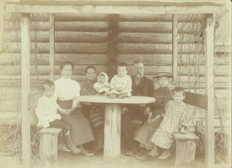 Групповой снимок в беседке, 1900-е