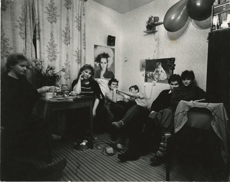 В молодежном общежитии, 1986 - 1992. Выставка «Мы ждем перемен» с этой фотографией.
