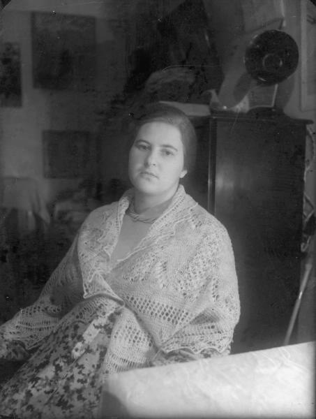 Женщина в пуховом платке, 1930-е, г. Москва. Из архива семьи Раутенштейнов.