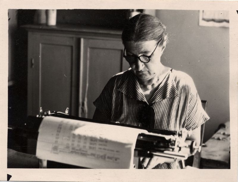 Фаина Бычкова за пишущей машинкой, 1959 год, Владимирская обл., г. Муром. Выставка «Главное орудие слова в ХХ веке» с этой фотографией.